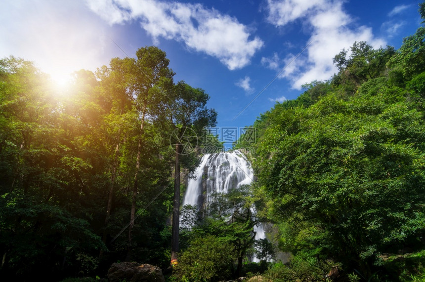 落下KhlongLan瀑布是最后一个主要瀑布Khlong公园KamphaengPhet泰国瀑布户外功图片