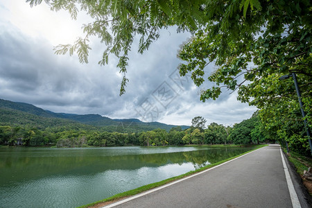 公园旅游草地Ashalt黑色灰道路地貌在安高清迈大学自然林森中湖面的观察山见蓝天与白云的春光背景图片