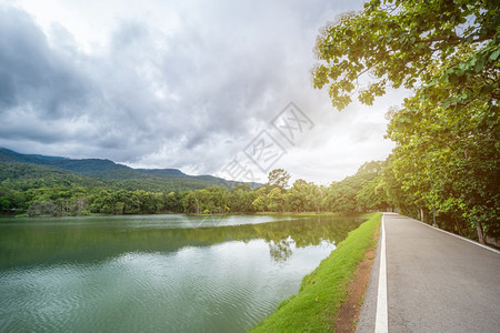 Ashalt黑色灰道路地貌在安高清迈大学自然林森中湖面的观察山见蓝天与白云的春光背景途径树高速公路图片