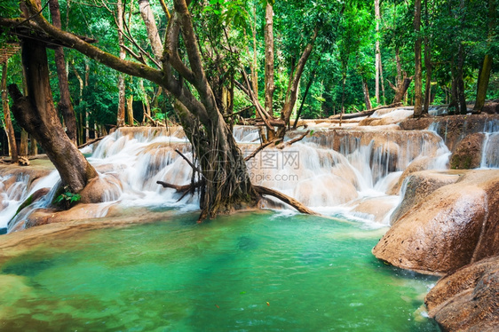 在长江普拉邦老挝旅行地貌和目的深热带雨林LuangPrapang老挝旅游地貌和目的由宽西连级瀑布中水绿玉而成的奇妙松动风景树木异图片