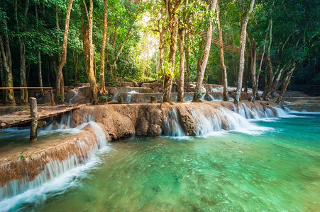 争吵绿色级联在长江普拉邦老挝旅行地貌和目的深热带雨林LuangPrapang老挝旅游地貌和目的由宽西连级瀑布中水绿玉而成的奇妙松图片