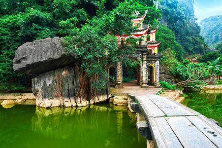 佛教徒东复杂的越南旅游目地NinhBinh古代BichDong塔综合建筑的门入口露天公园外风景湖边和石桥图片