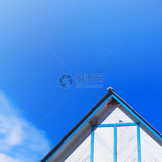 村庄彩漆的轻木制建筑顶部分上面有燕巢在可齿屋顶下与蓝天对面云层空间供复制有选择的焦点是鲁斯提克木制建筑顶部用高棒屋对抗SK阳光平图片