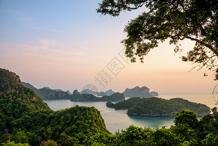 从KoWuaTaLap岛的角观MuKoAngThong高地日出时MuThong海洋公园是著名的旅游景点泰国苏拉特萨尼热带美丽的场图片