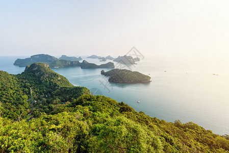 黎明早晨从KoWuaTaLap岛的角观MuKoAngThong高地日出时MuThong海洋公园是著名的旅游景点泰国苏拉特萨尼亩图片