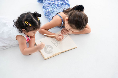 小女孩在地上写作业图片