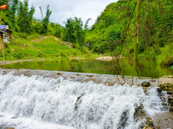 越南老蔡北山SapaChapa附近的CatcatHmong村靠近谷稻田图片