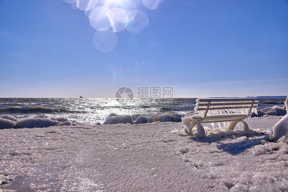 寒冷的灯塔和码头在暴风寒冬日水海浪残酷的图片