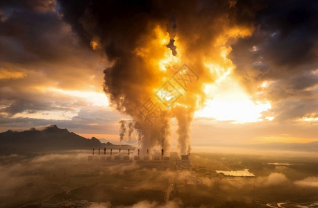 晨雾时太阳升起煤电站和环境概念煤炭和蒸汽MaeMohLampang泰国煤电厂和雾气的燃煤蒸汽管道塔南邦图片