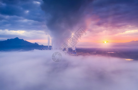 晨雾时太阳升起煤电站和环境概念煤炭和蒸汽MaeMohLampang泰国煤电厂和雾气的燃煤蒸汽烟囱植物建造图片