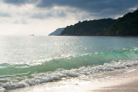 夏季宁静的热带海滩在柔和的浪面上闪发光KohWuaTaLap岛MuKohAngThong公园泰素叻他尼天空丁字裤泡沫图片
