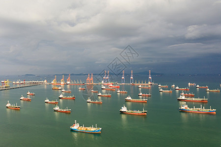 终端码头卡车海港运载液化石油气和轮的船舶鸟瞰图运输能源进出口业务海运经济国际贸易图片