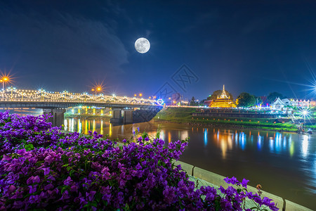 楠夜晚南河沿岸的是旅游景点泰国满月菲特桑卢克Phitsanulok在塔寺帕果达的LoyKrathong节上花宗教图片