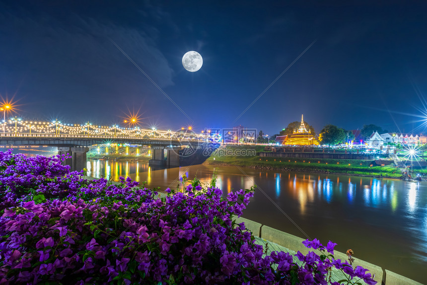 楠夜晚南河沿岸的是旅游景点泰国满月菲特桑卢克Phitsanulok在塔寺帕果达的LoyKrathong节上花宗教图片