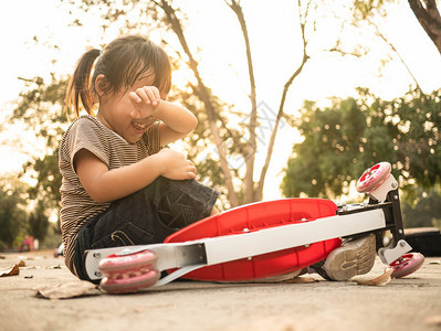 玩平衡车的可爱女孩图片