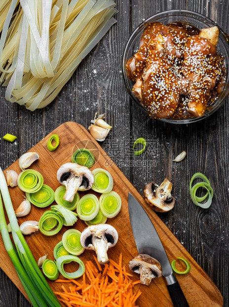 传统的搅拌为了Teriyaki鸡辣椒洋葱米面顶端的桌子上摆有Top风景深木背蔬菜和烹饪面粉香料以及番茄酱洋葱和芝麻种子图片