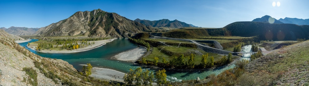 俄罗斯高原天空全景是阿尔泰一条流经阿尔泰山脉和该地区自然的山河流全景是阿尔泰一条流动在阿尔泰山脉和该地区自然之间的山河流图片