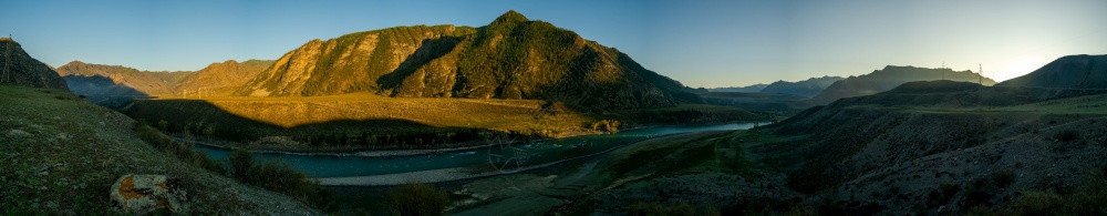 天空全景是阿尔泰一条流经阿尔泰山脉和该地区自然的山河流全景是阿尔泰一条流动在阿尔泰山脉和该地区自然之间的山河流水树木图片