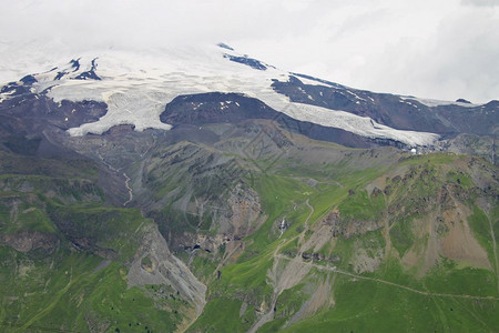 旅行俄罗斯联邦乌古壮山北高加索地貌下雪和厚云的高加索山丘夏季日俄罗斯联邦场景落基山脉图片