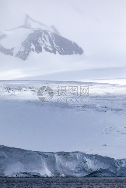 冷若冰霜川边缘雪笼罩的山上冰雪沉落在雾中光线照亮图片