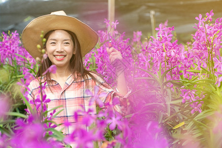 花丛里的花艺人图片