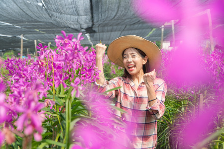 花丛里的花艺人图片