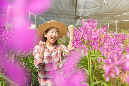 花丛里的花艺人图片