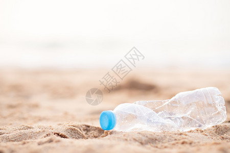 海滩上的垃圾塑料瓶图片