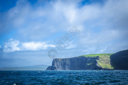 地标爱尔兰克拉县莫赫断崖的船危险蓝色图片