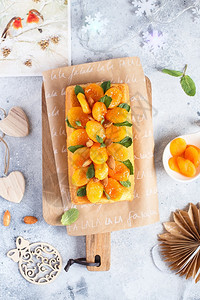 橘子蛋糕以新鲜的榨橙汁为口味用干杏仁薄荷叶和装饰饼干食谱海绵图片