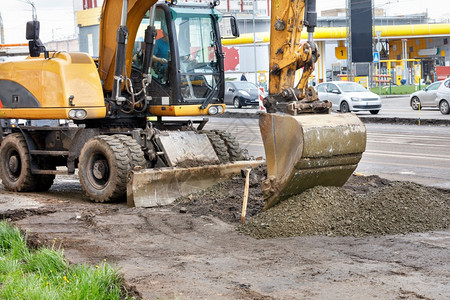 公路上工作的挖土机图片