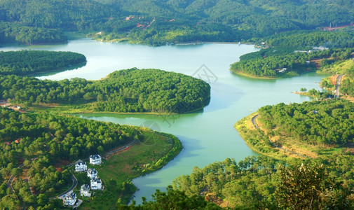 树爬坡道多拉特市图延姆湖新鲜空气林间别墅群山丘的印象形状湖泊交替丛林等令人惊叹美丽的景象达拉特市TuyenLam湖的全景林中别墅图片