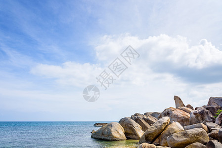 天际线异国情调亚洲位于泰国苏拉特萨尼省KohSamui岛Lamai海滩的夏光下蓝附近的美丽岩石海岸线KohSamui山丘的泰国H图片