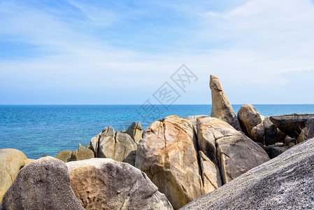 位于泰国苏拉特萨尼省KohSamui岛Lamai海滩的夏光下蓝附近的美丽岩石海岸线KohSamui山丘的泰国HinTaHinYa图片
