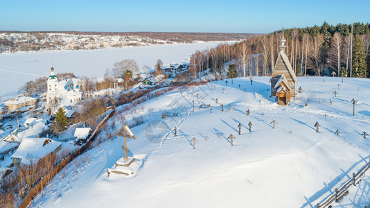 自然建造覆盖伏尔加河岸边的普利奥斯镇俄罗对复活木制教堂及其周围旧进行空中冬季观视苏维埃图片