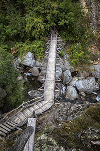 在生态道路上的白色河靠近Kalofer附近美丽的木制手工桥目标在于保护加利亚自然同时让人民进入建筑学造风景优美图片