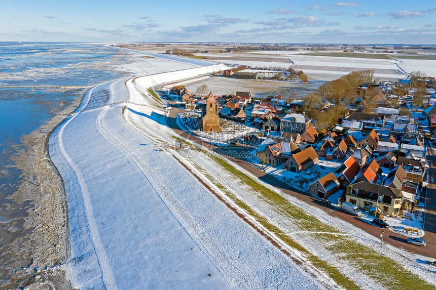 来自弗赖斯兰雪村Wierum的空中飞机冬季在荷兰被冰冻的瓦登海水平荷兰语霜图片
