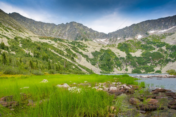 美丽公园西伯利亚山脉的夏季早晨在西伯利亚山区的峰上沿岩石边的山谷荒野图片