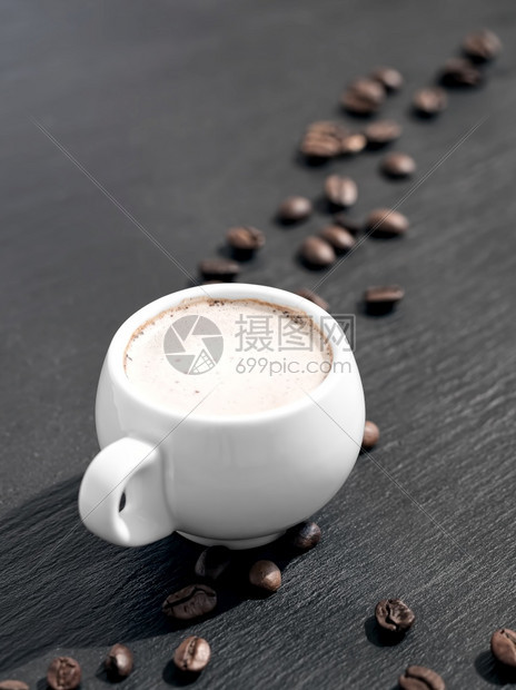 餐厅咖啡因白杯黑石背景上含牛奶的白色咖啡烤豆就放在一杯咖啡旁豆子图片