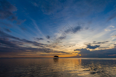 日落时漂浮在水中的锡拉特浮桥柬埔寨人暹粒文化图片