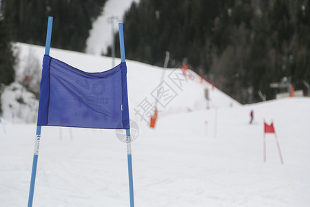 法国阿尔卑斯山的AlpedHuez滑雪场天空采取木头图片