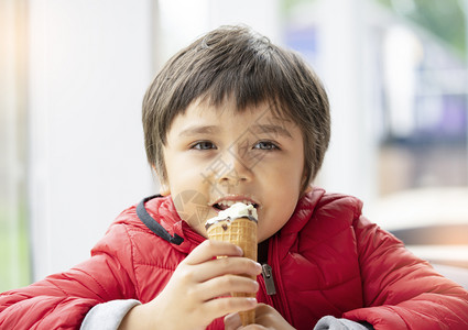 吃冰激凌的小男孩图片