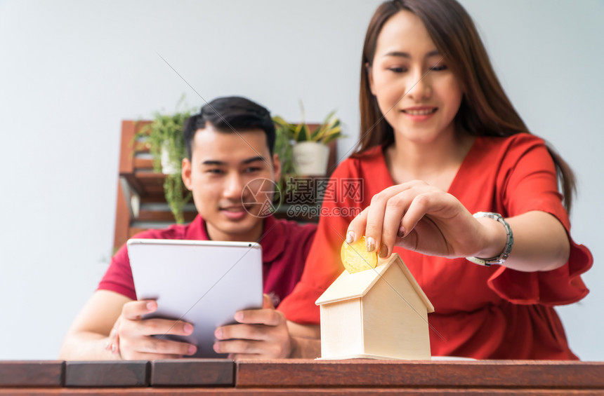 商业家庭金币的选择焦点快乐的亚洲夫妇微笑因为它可以从投资中获利并且有购买房屋和住宿的储蓄投资概念和财务规划亚洲人图片