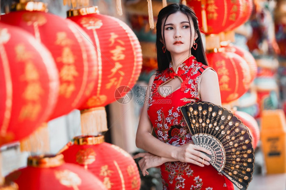 裙子赞扬女孩亚裔身着传统青山红衣装饰配有纸灯上面写着中文字母祝福是华元新年的幸运赞美奖章图片