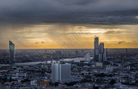 曼谷泰兰Thailand七月29日0年美丽的城市对曼谷景色在日落雨下之前为了地标可选择的图片