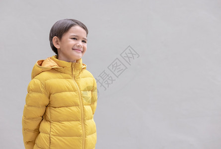兜帽一个穿着冬服的可爱男孩黄色准备迎接即将到来的冬季节自在工作室图片
