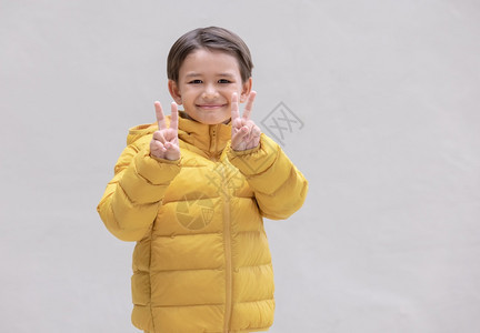 喜悦温度一个穿着冬服的可爱男孩黄色准备迎接即将到来的冬季节积极图片