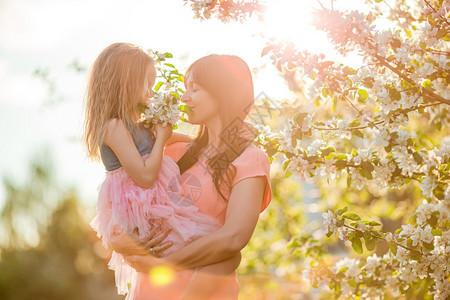 阳光下母亲和小女孩图片