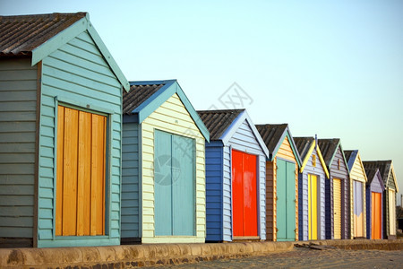 草建造水平的海滩明亮彩色房屋的一排多彩豪宅图片