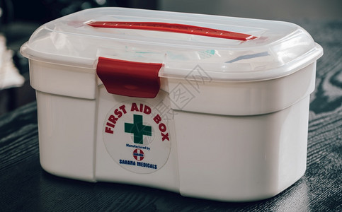 斯里兰卡加勒Galle斯里兰卡0321绿色便装桌顶前视图的急救箱医疗包白色图片